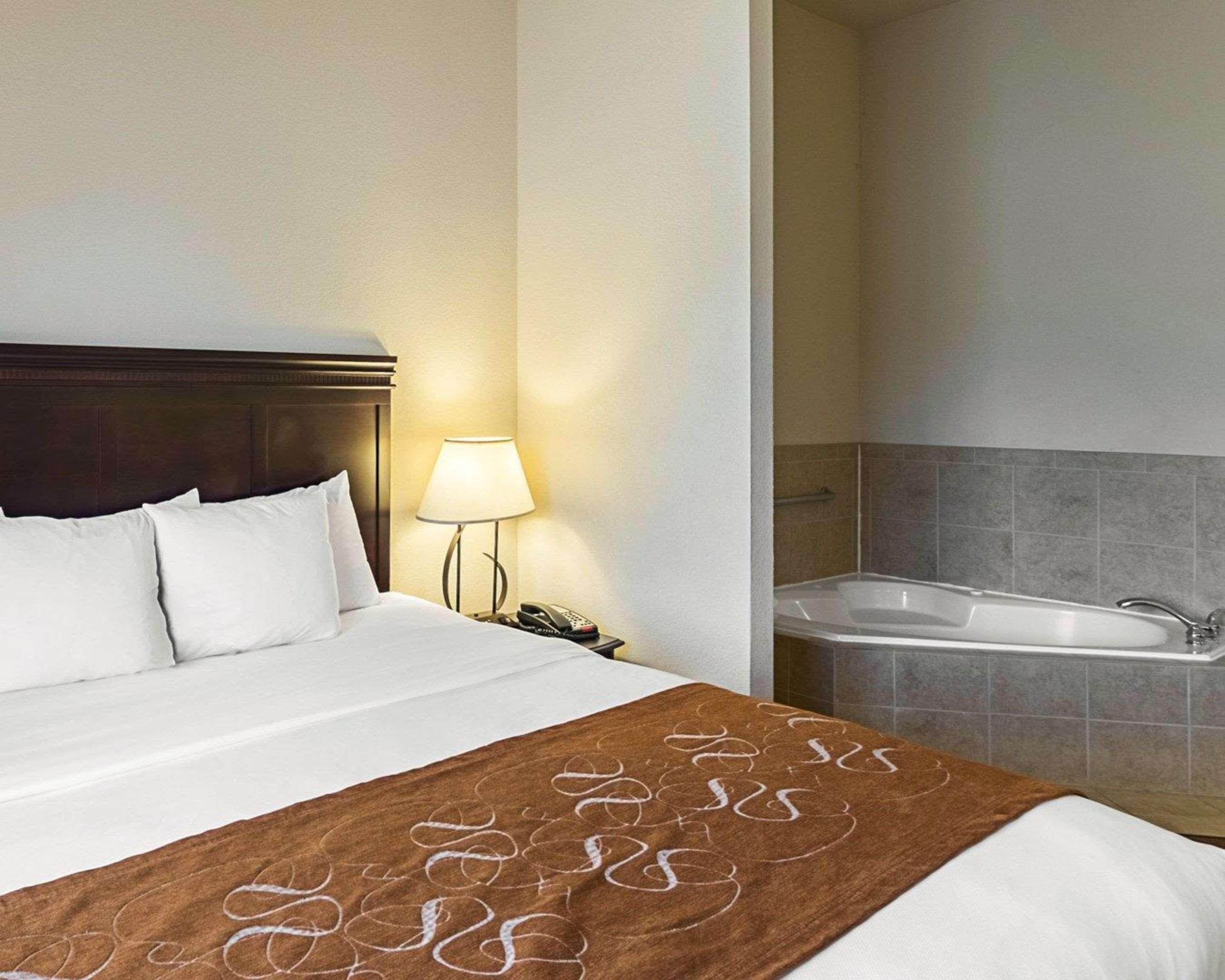 Comfort Suites Granbury Bagian luar foto