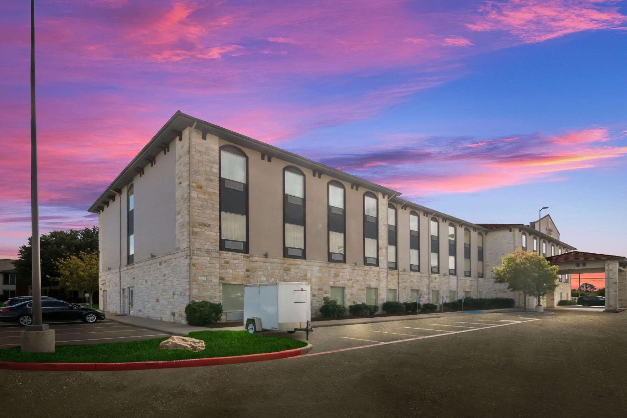 Comfort Suites Granbury Bagian luar foto